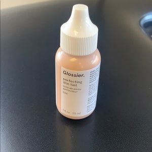 Glossier Skin Tint Shade G10
